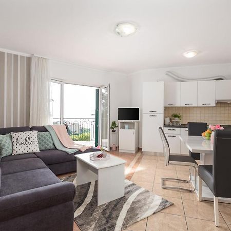 Summer Breeze Apartment With A Pool 奥帕提亚 外观 照片