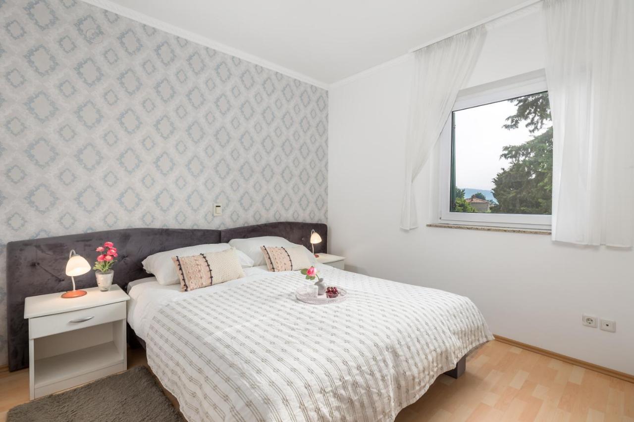 Summer Breeze Apartment With A Pool 奥帕提亚 外观 照片