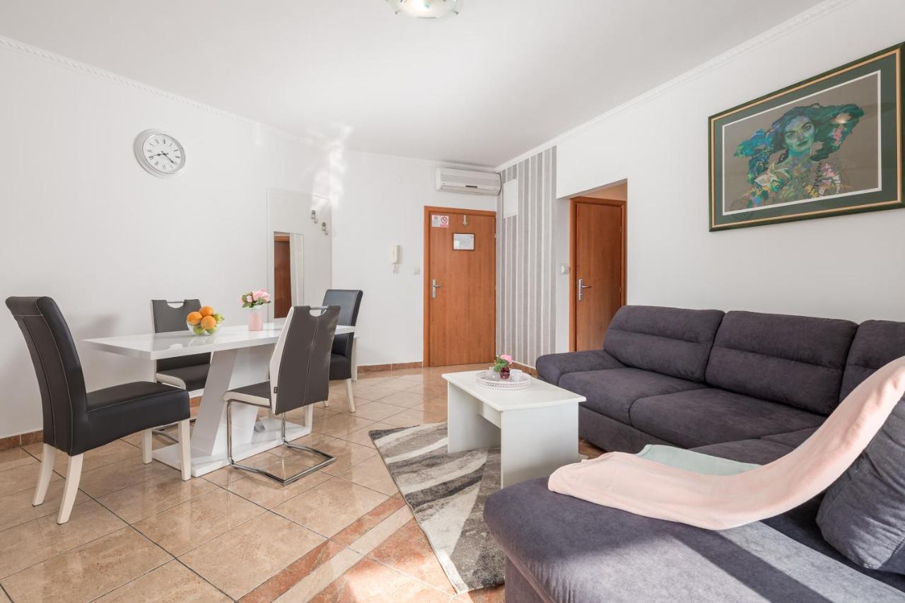 Summer Breeze Apartment With A Pool 奥帕提亚 外观 照片